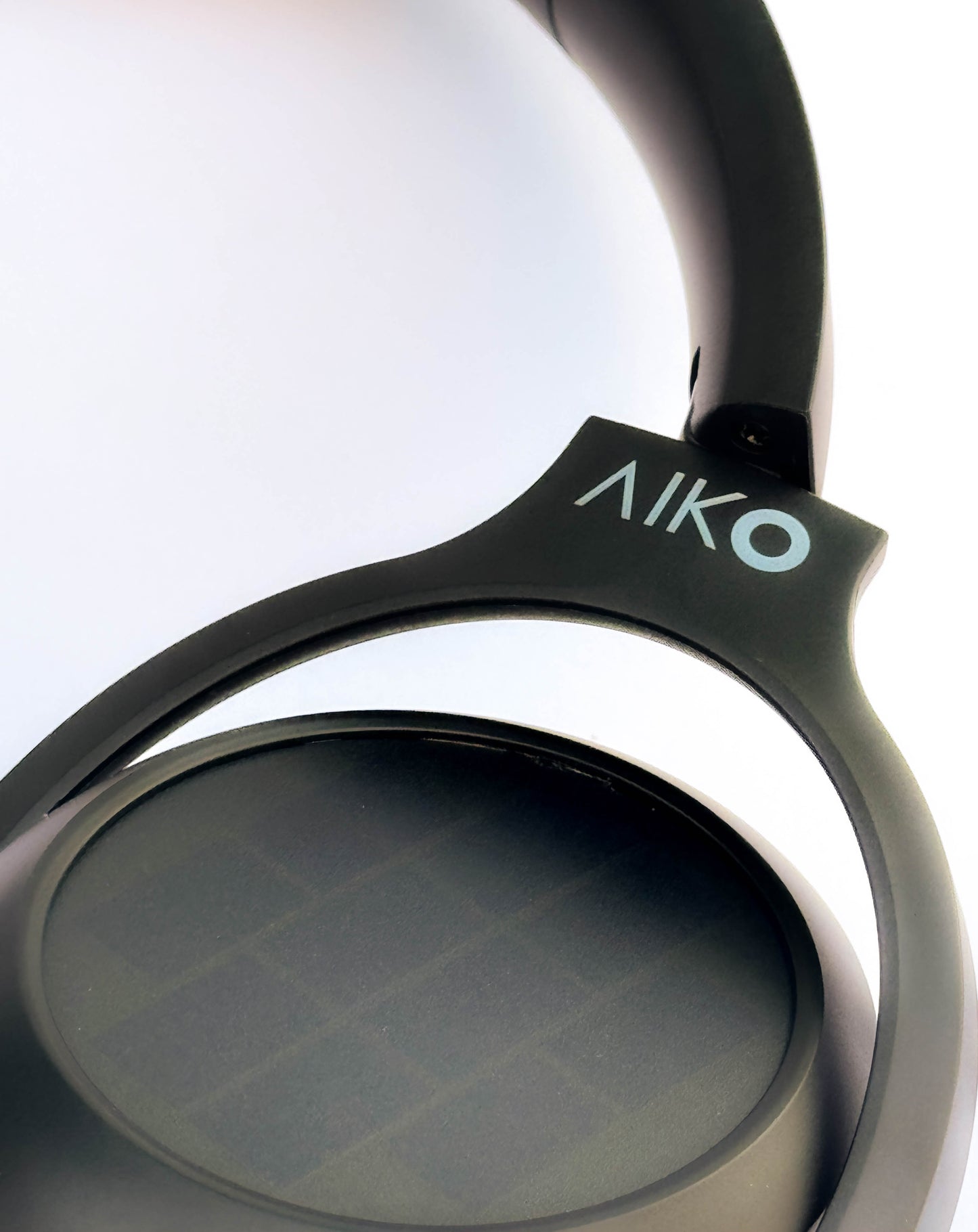 AIKO POLY AUTO-CHARGING HEADPHONES