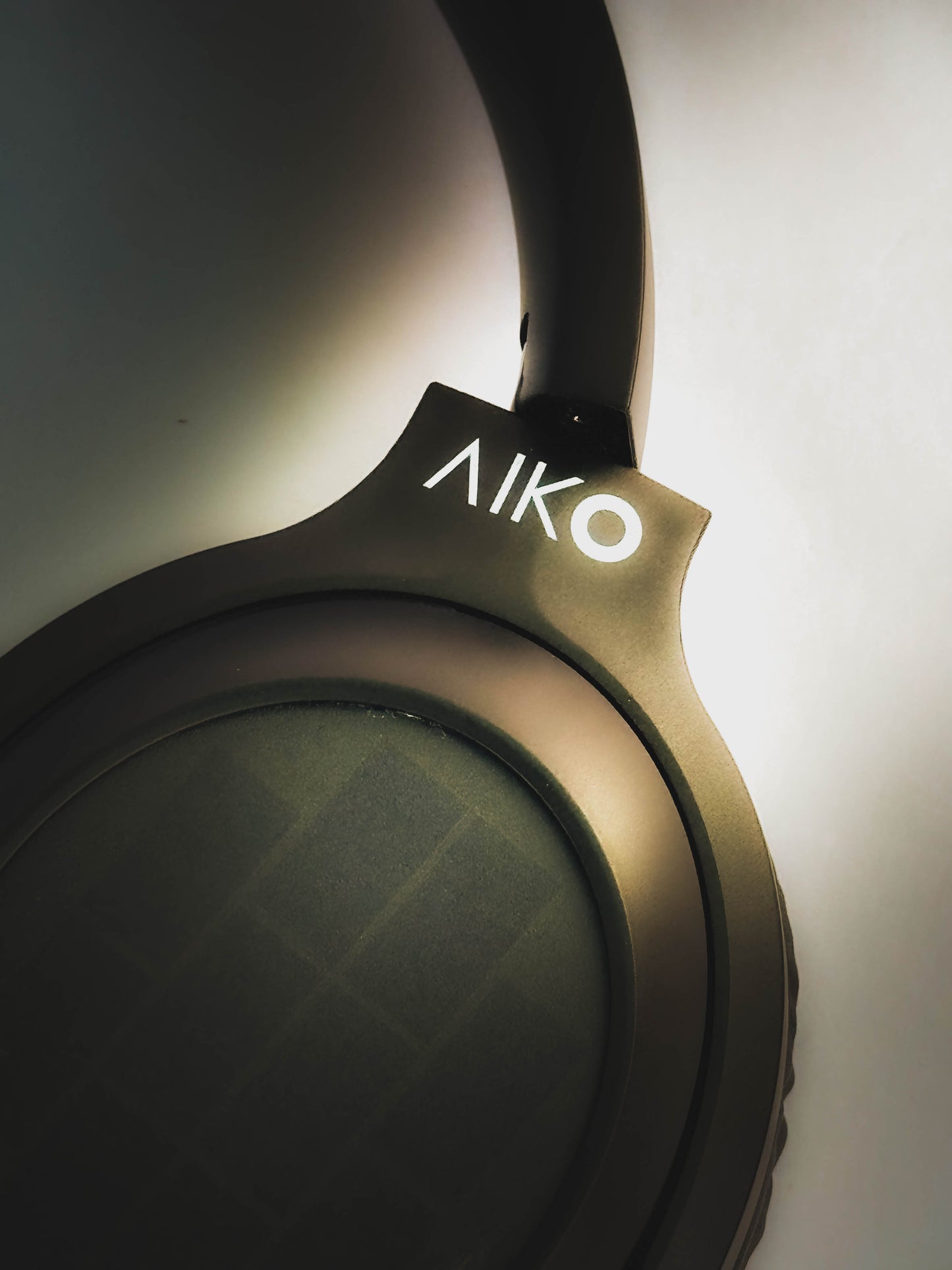 AIKO POLY AUTO-CHARGING HEADPHONES